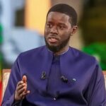 SÉNÉGAL : LE RETOUR DE SONKO À L’HÉMICYCLE SUSCITE UN IMBROGLIO JURIDIQUE