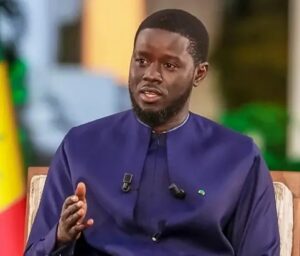 SÉNÉGAL : LE RETOUR DE SONKO À L’HÉMICYCLE SUSCITE UN IMBROGLIO JURIDIQUE