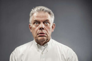 Cheveux gris : un bouclier naturel contre le cancer ?